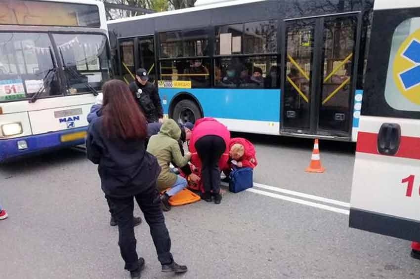 У Хмельницькому автобус на переході збив двох дітей