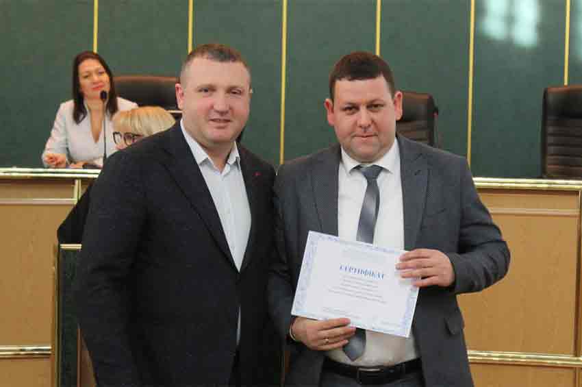 Освітяни Хмельницького району отримали сертифікати на 1286 ноутбуків