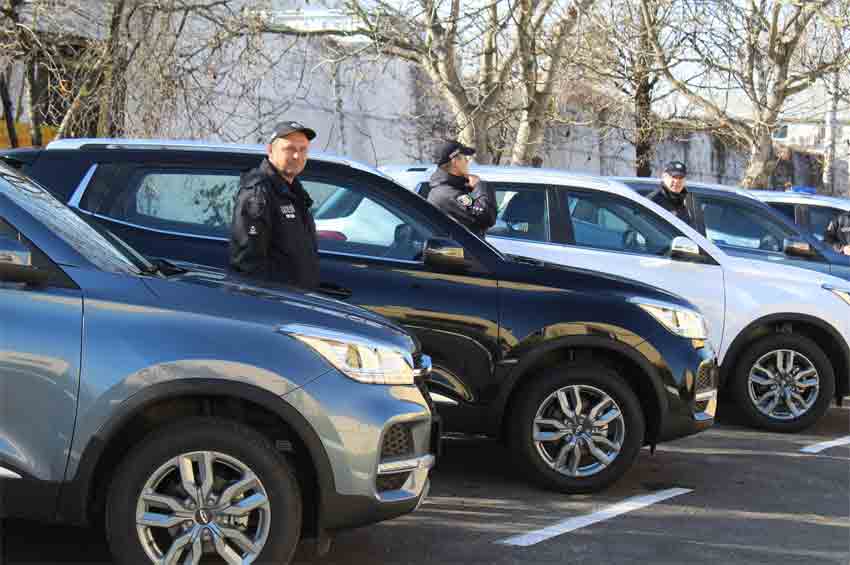 Сьогодні поліцейські Хмельниччини отримали 12 сучасних автівок
