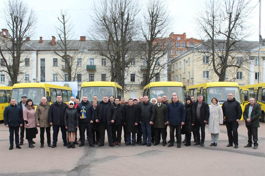 Вісім громад області отримали новенькі шкільні автобуси