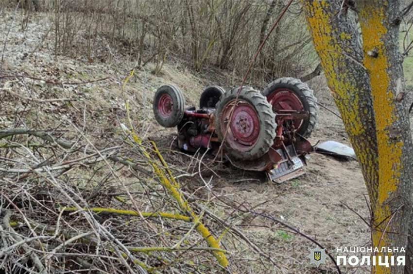 На Ізяславщині в результаті перекидання трактора загинув 61-річний водій