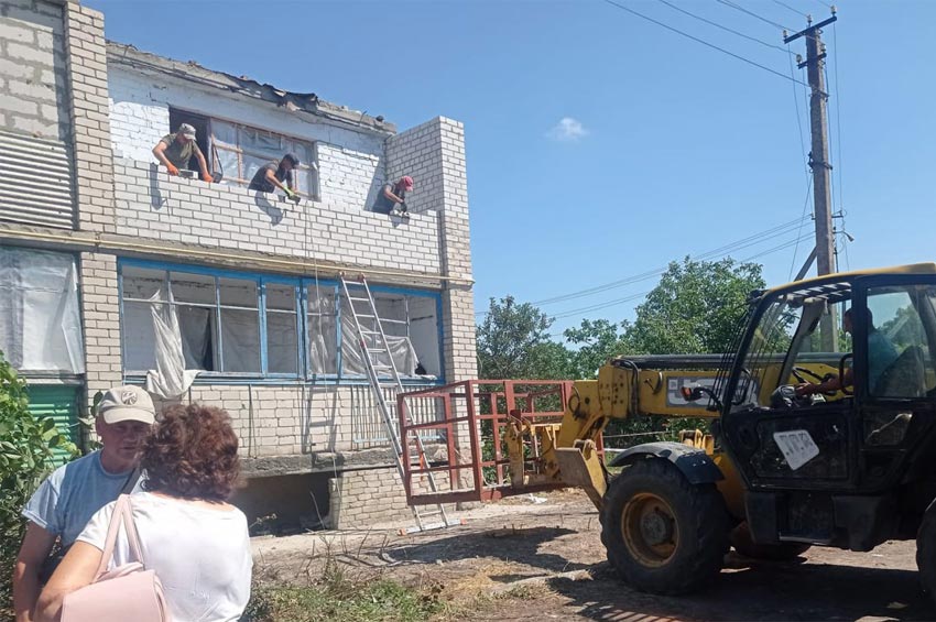 «Пліч-о-пліч»: будівельники Хмельниччини активно відбудовують будинки у Високопільській громаді