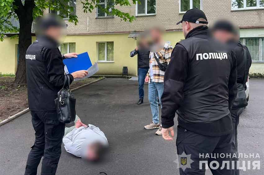 Вимагали кошти та відбирали майно: у Хмельницькому затримали організатора злочинної банди
