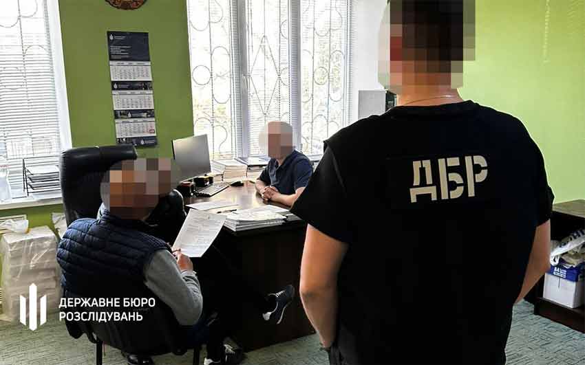 На Хмельниччині посадовець за гроші обіцяв «домовитися» з ДБР про закриття кримінального провадження