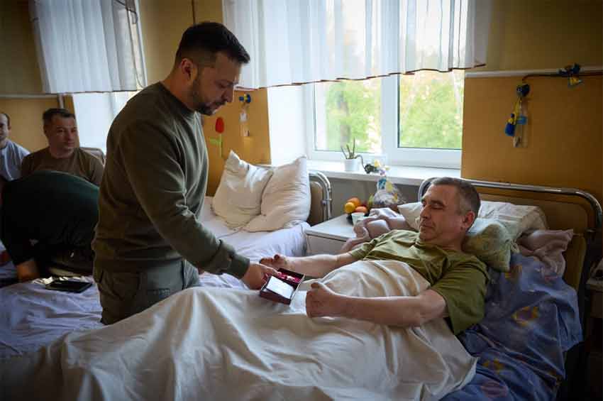 Президент у Хмельницькому відвідав військових, які лікуються після поранень, та вручив їм нагороди