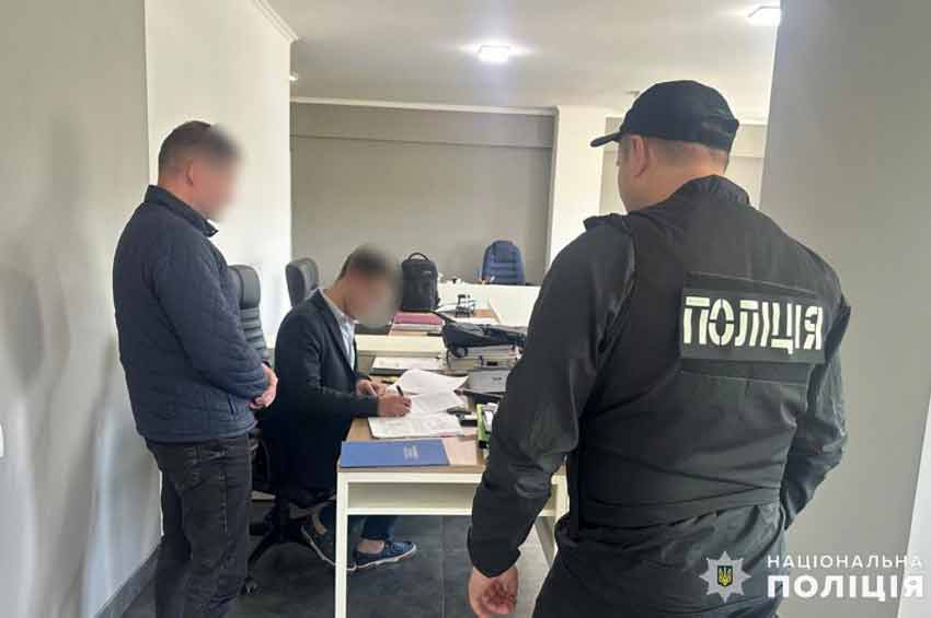 Адвокату з Києва оголосили підозру за організацію незаконного переправлення чоловіків через кордон