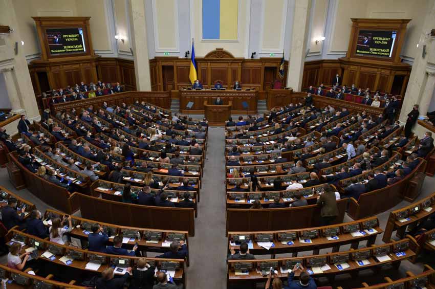 Досить міряти розвиток України політичними каденціями – Президент
