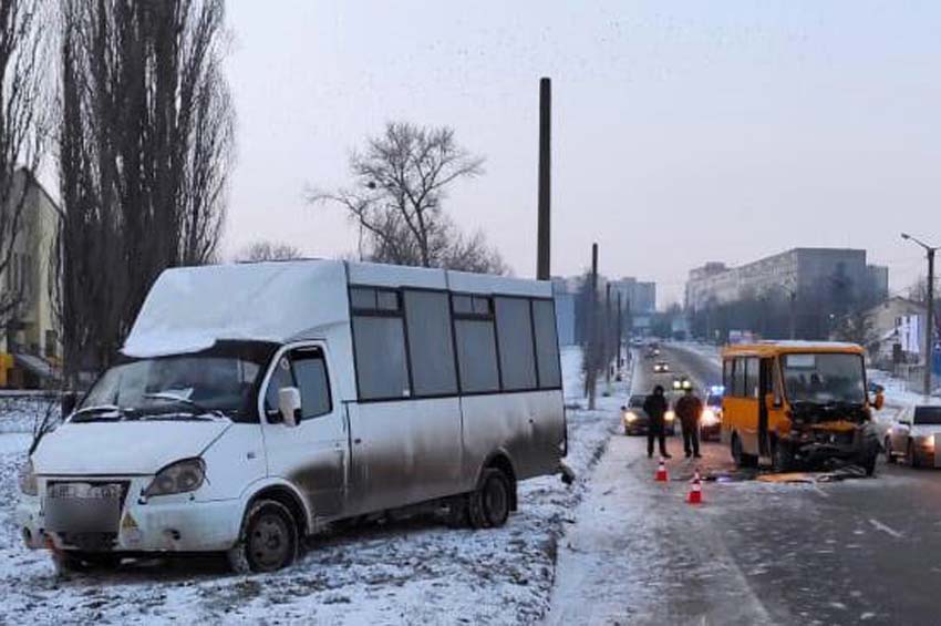 У Кам’янці-Подільському зіткнулися два мікроавтобуси