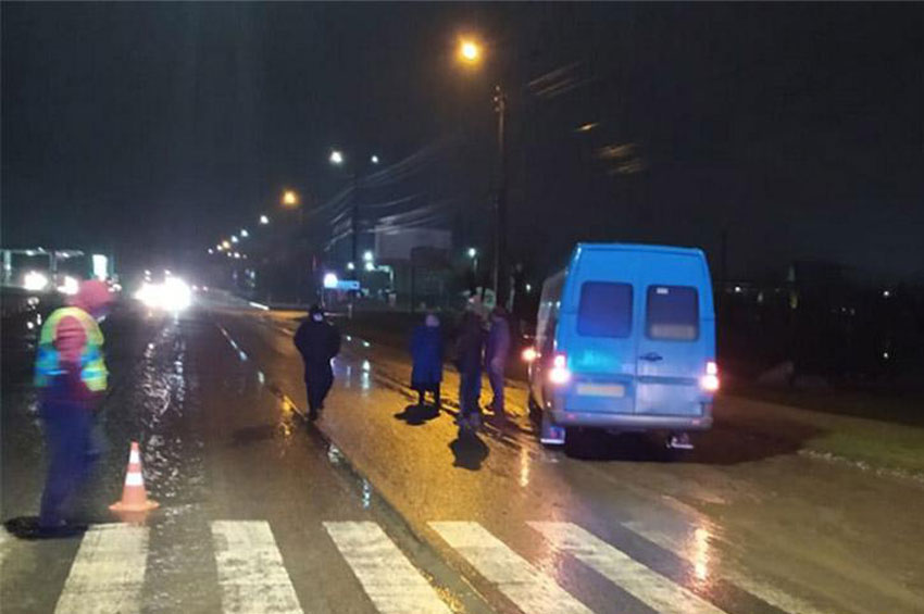 У Дунаївцях під колеса мікроавтобуса потрапила 45-річна жінка 