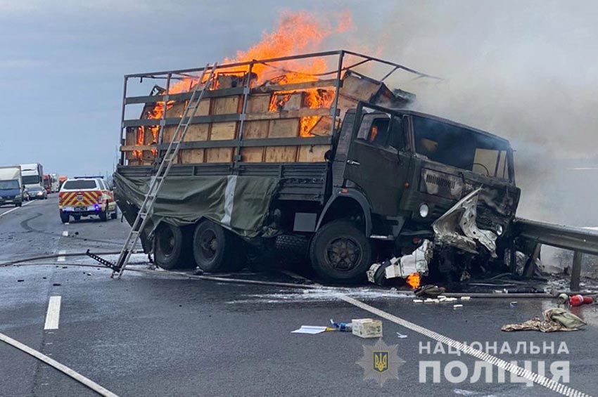 На Хмельниччині під час зіткнення КамАЗа та легковика  загинули двоє людей 