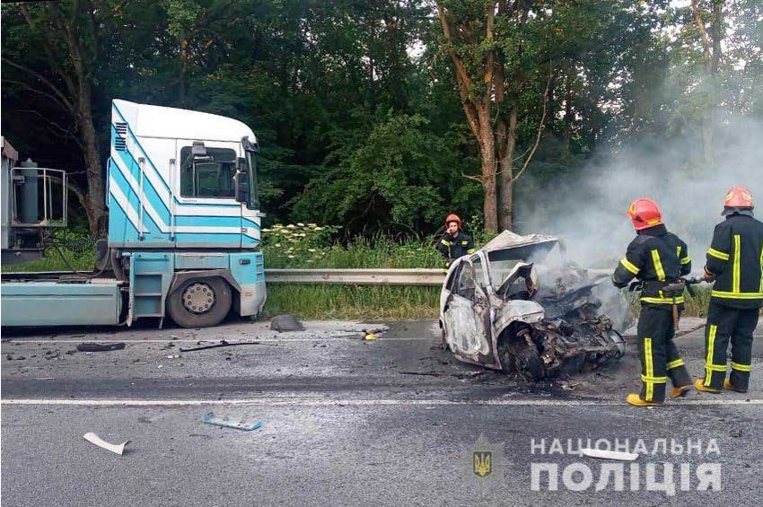 У ДТП під Хмельницьким згорів водій легковика