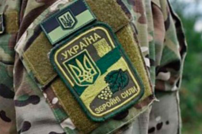 Працівник пішов служити за контрактом: що буде з зарплатою та місцем роботи