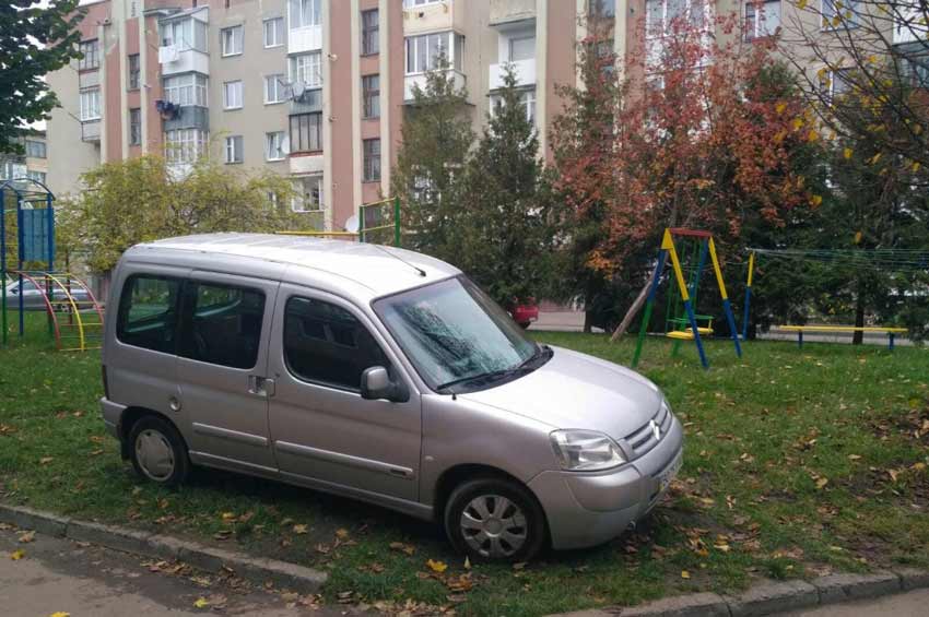 Що робити, коли сусіди паркують авто на дитячому майданчику