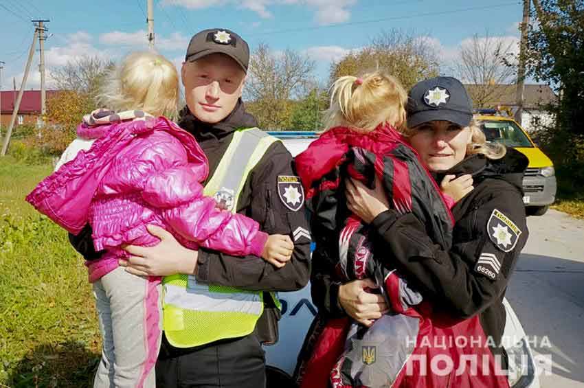 На Хмельниччині поліцейські врятували від пожежі двох малолітніх дітей