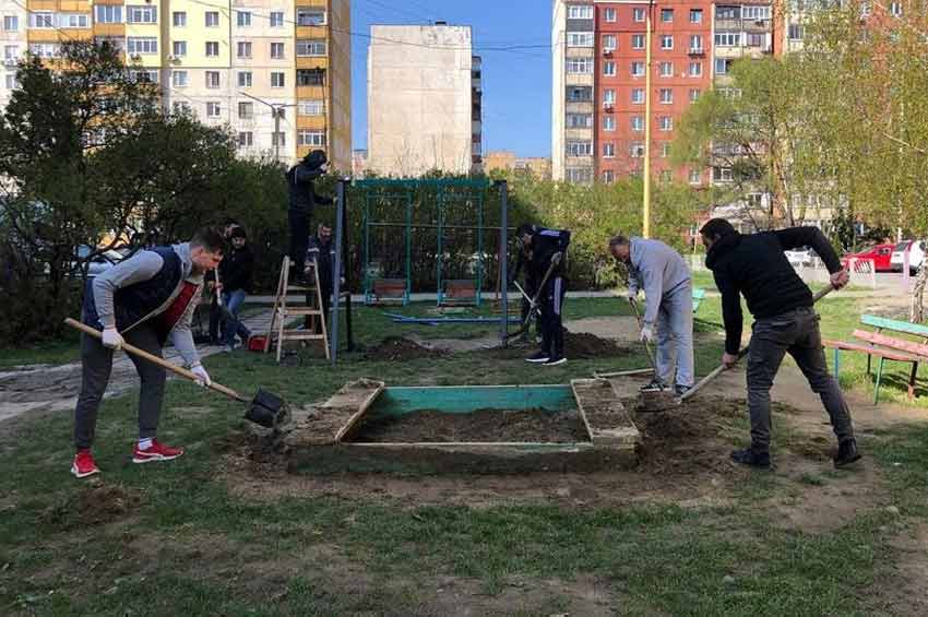 Хто має прибирати на спортивному майданчику та  косити траву на узбіччі?