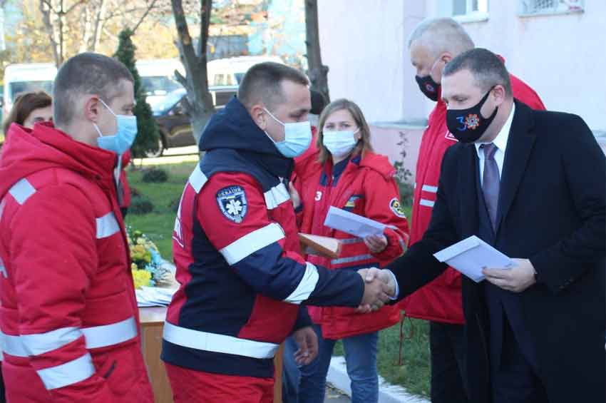 Більше 20 новеньких «швидких» передав Сергій Гамалій керівникам підстанцій екстреної медичної допомоги