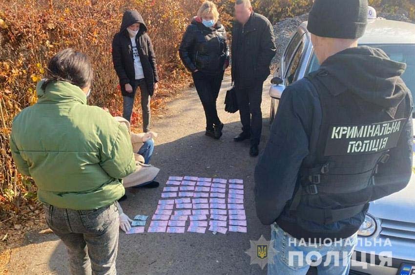 2800 грн за водійське посвідчення: у Хмельницькому за вимагання хабаря затримали автоінструкторку 