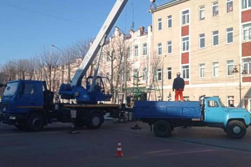 Незабаром Новий рік: у Хмельницькому встановлюють головну ялинку міста