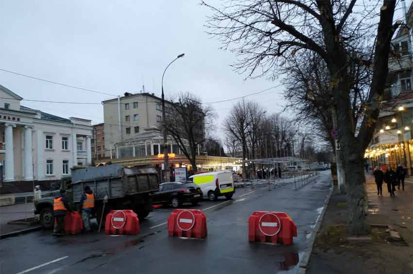 У центрі Хмельницького облаштовують велику льодову гірку