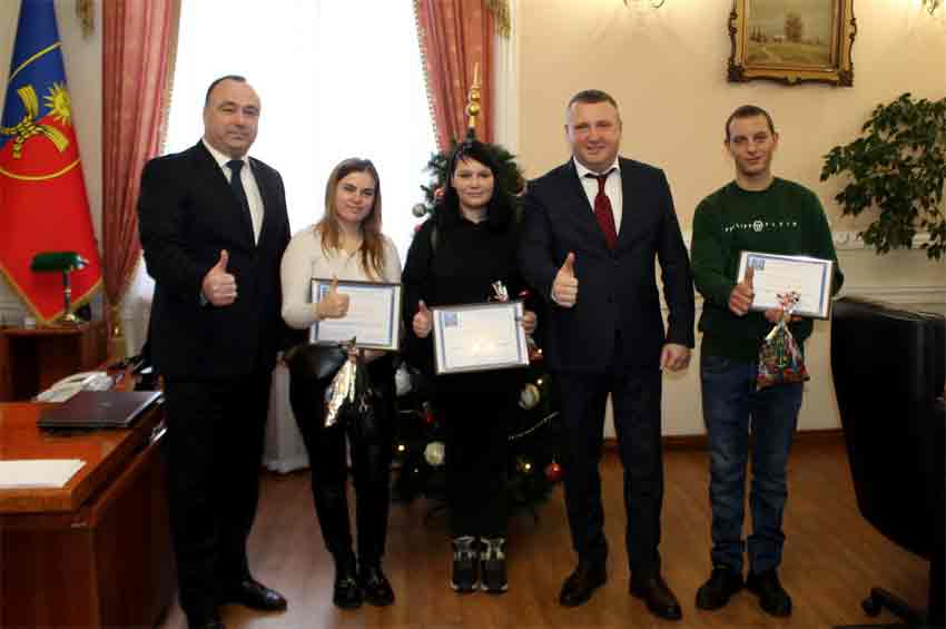 Сертифікати на придбання житла вручили сиротам Хмельниччини