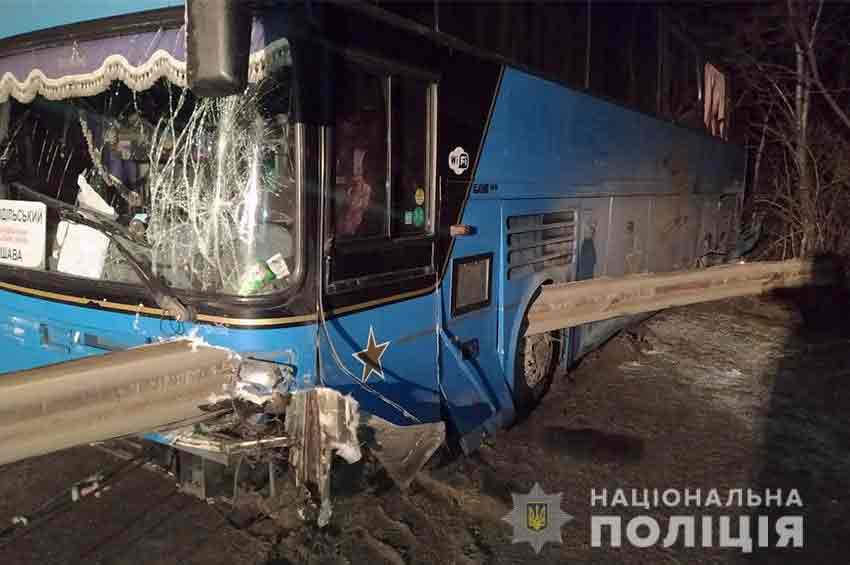 На Чемеровеччині рейсовий автобус зіткнувся з відбійником
