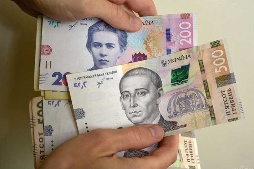 Завершено розслідування щодо поліцейського, який ошукав хмельничан на 300 000 гривень