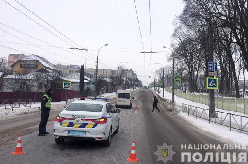 У Хмельницькому на пішохідному переході автівка збила жінку 