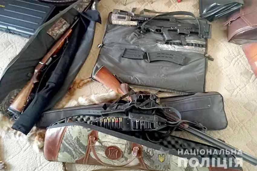 На Кам'янеччині поліцейські виявили в 46-річного чоловіка незареєстрований арсенал зброї 