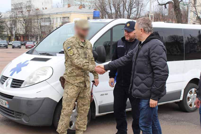 Автомобіль швидкої допомоги отримали військові Хмельниччини