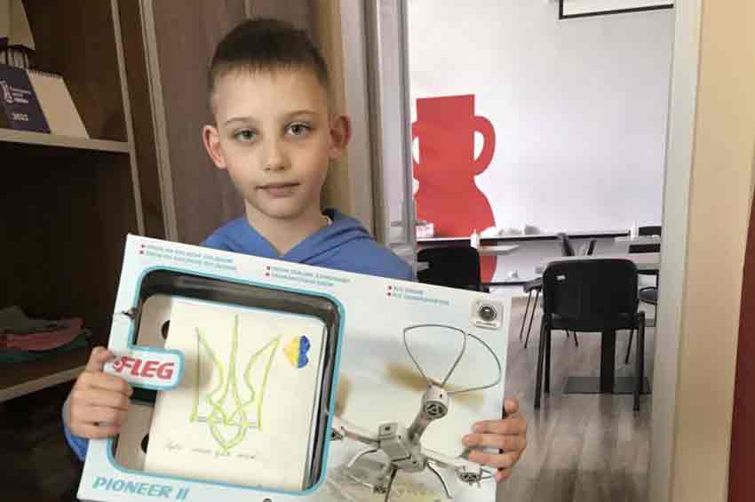 Хлопчик з Хмельниччини передав українським військовим дрон, що йому подарували на день народження