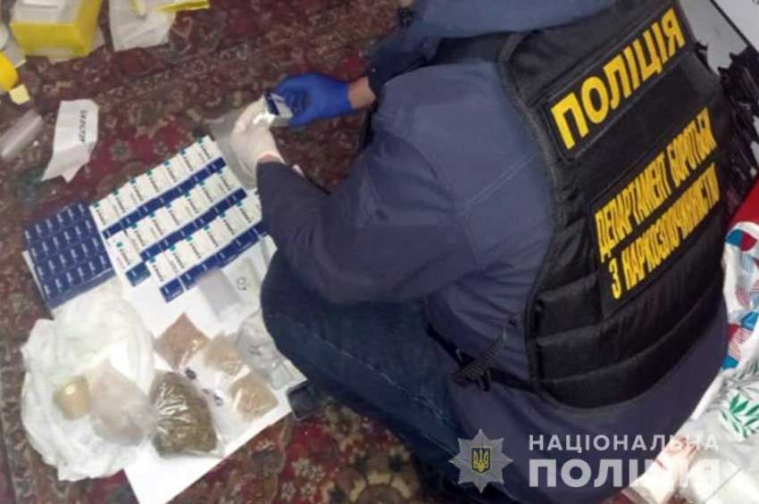 У Хмельницькому поліцейські вилучили наркотиків майже на 1 мільйон гривень