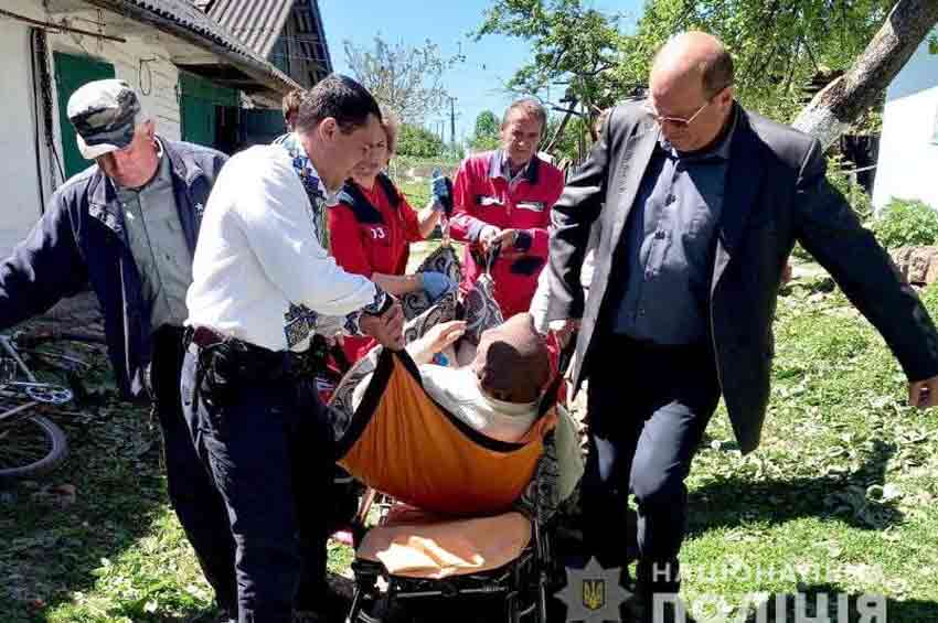 На Старосинявщині правоохоронці врятували самотню пенсіонерку, яка залишилася без догляду 