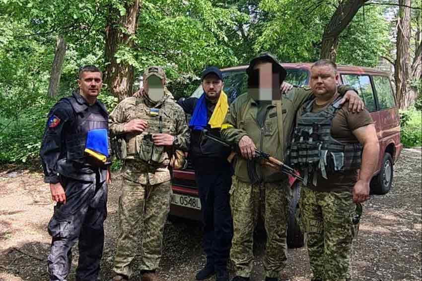 Наших військових на передовій відвідала делегація з Хмельниччини 