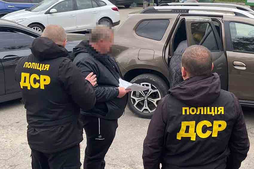 У Хмельницькому затримали «рішалу», який обіцяв за винагороду домовитися про позачергову реєстрацію авто