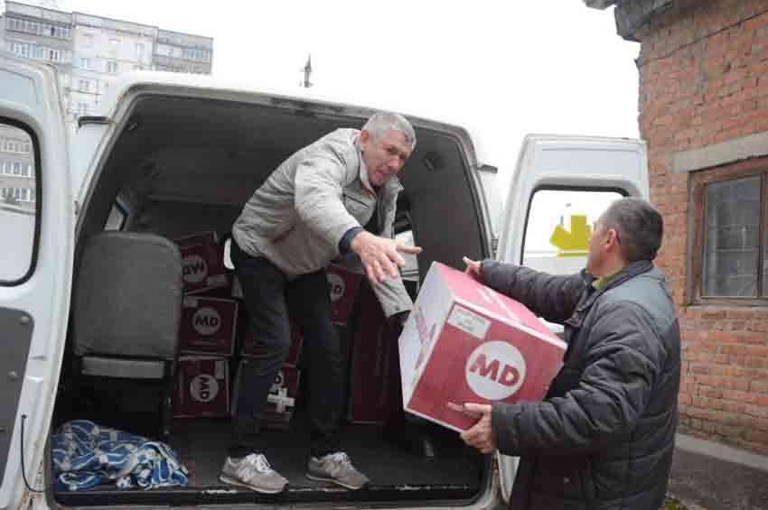 Зі штабу гуманітарної допомоги обласної ради передали вантаж для серцево-судинного центру