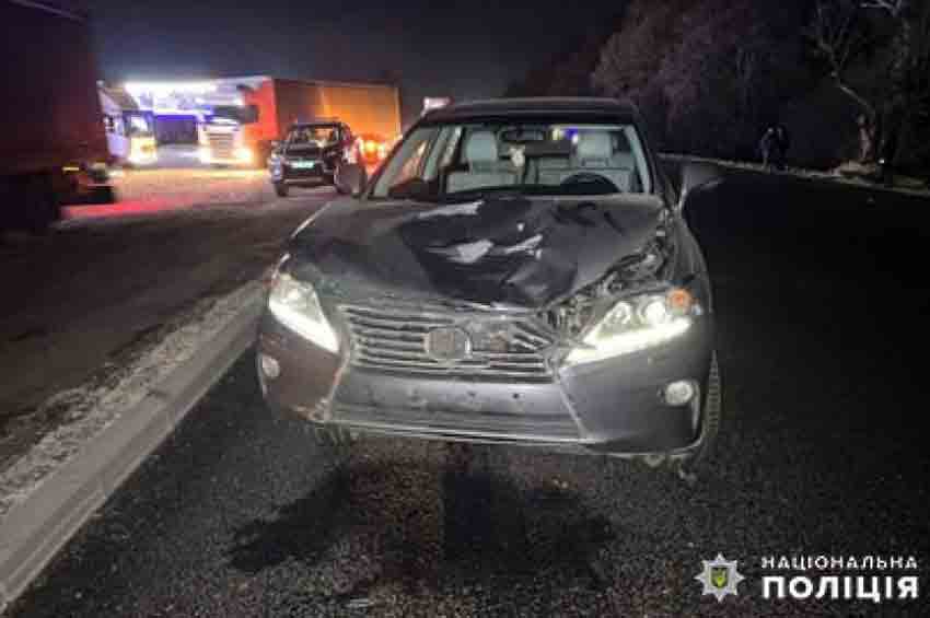 У Летичеві водій автомобіля «Lexus» збив двох пішоходів: 19-річний хлопець загинув на місці