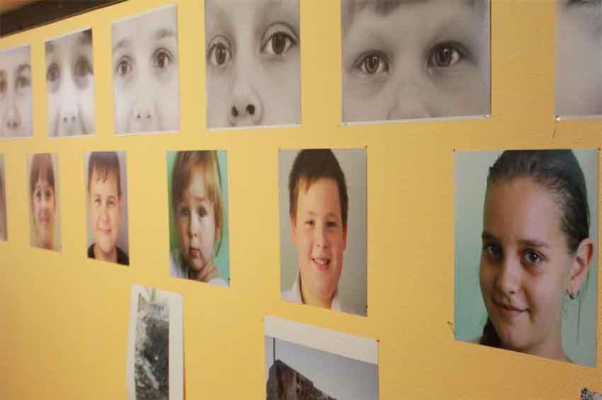 Дитячі очі війни: у Хмельницькому відкрили виставку світлин дітей з деокупованих територій