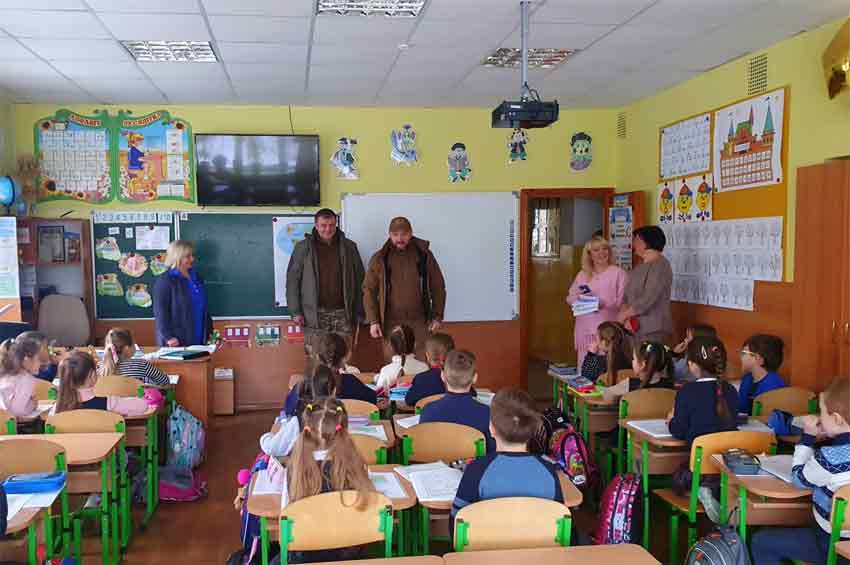 Учні початкової школи з Хмельницького зібрали кошти на зимові шини для автівок спецпризначенців