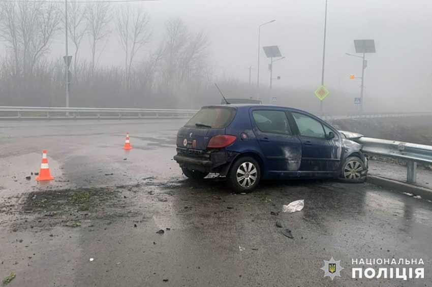 На Кам’янеччині автомобіль врізався у відбійник