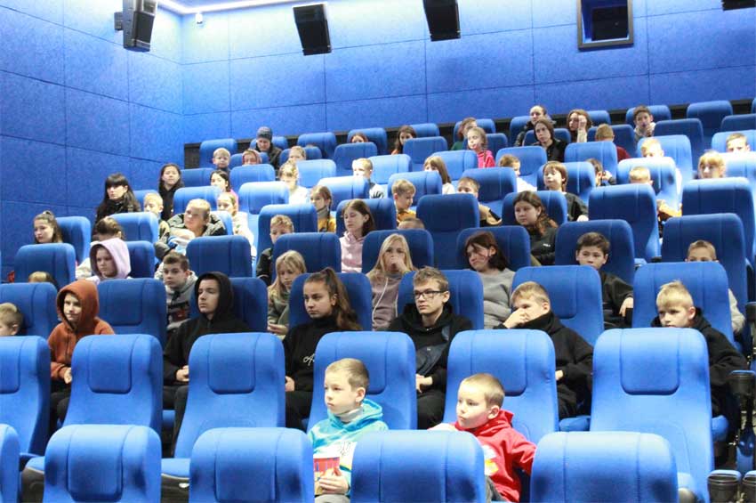 На Хмельниччині для дітей з сімей вимушених переселенців влаштували кінопоказ