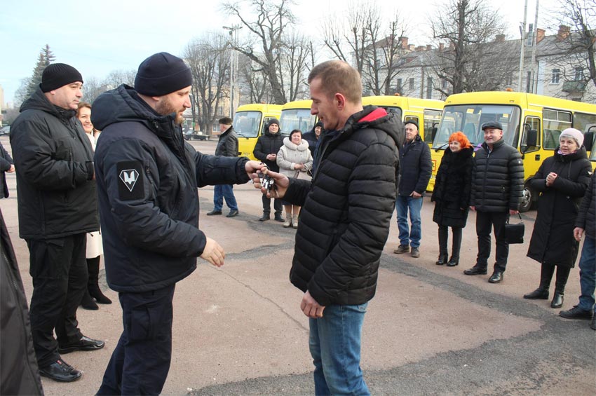 Громади Хмельниччини отримали нові шкільні автобуси 