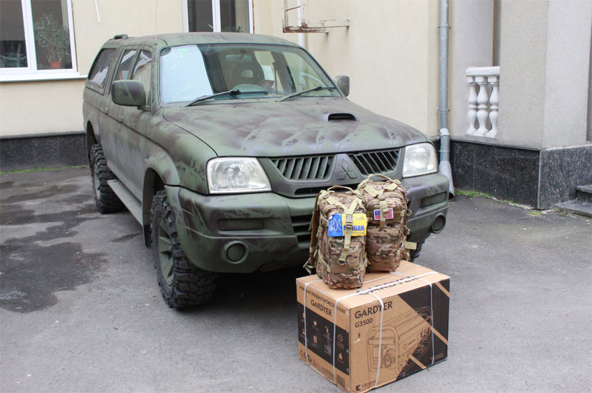 Представники кіноіндустрії передали черговий автомобіль військовим Хмельниччини