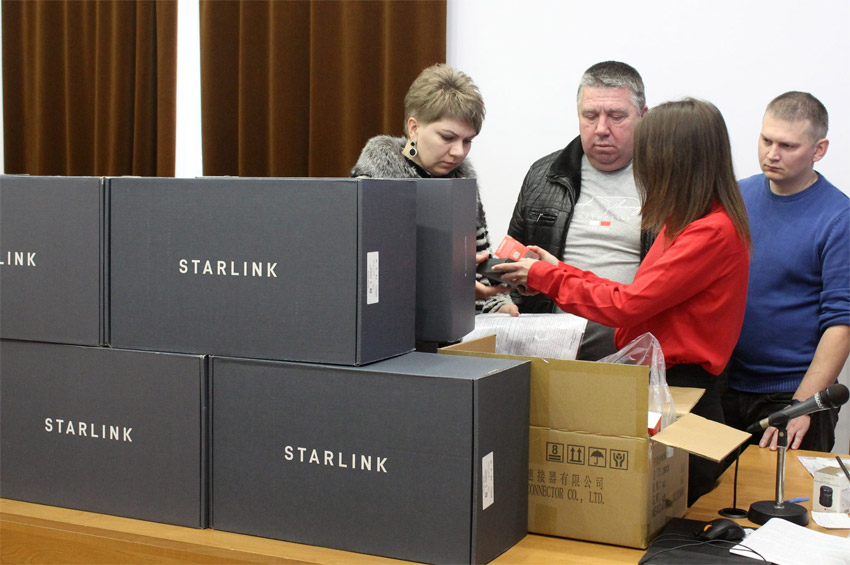 35 станцій супутникового зв’язку Starlink отримали громади Хмельниччини 