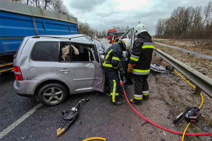 На Хмельниччині зіткнулися вантажівка MAN та легковик Volkswagen: загинуло двоє людей