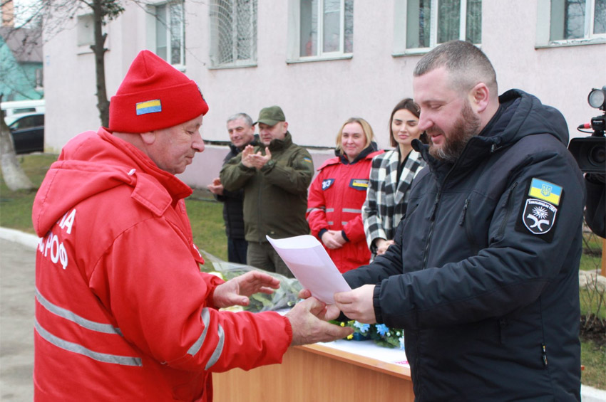 Сьогодні Хмельниччина отримала 4 новенькі карети швидкої допомоги