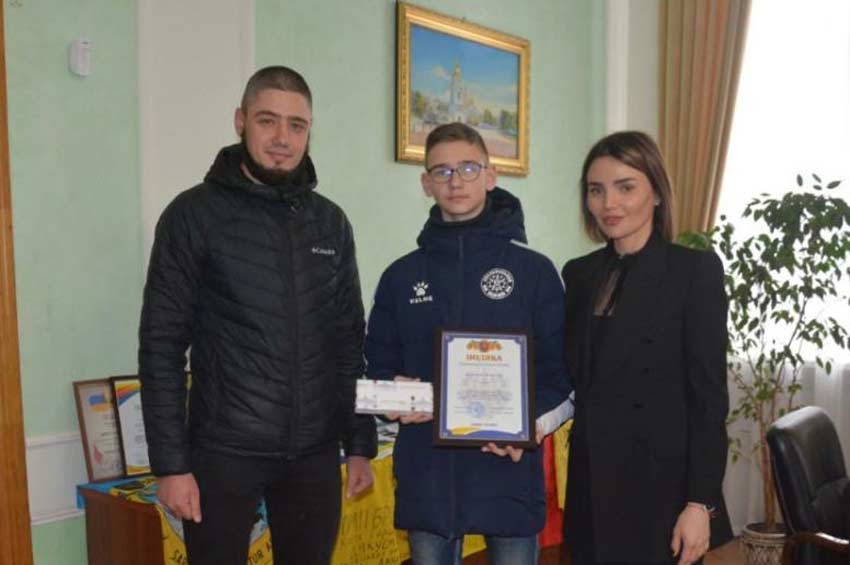 В Хмельницькій облраді відзначили юного волонтера Олександра Посвістака, який зібрав 70 тисяч гривень на ЗСУ
