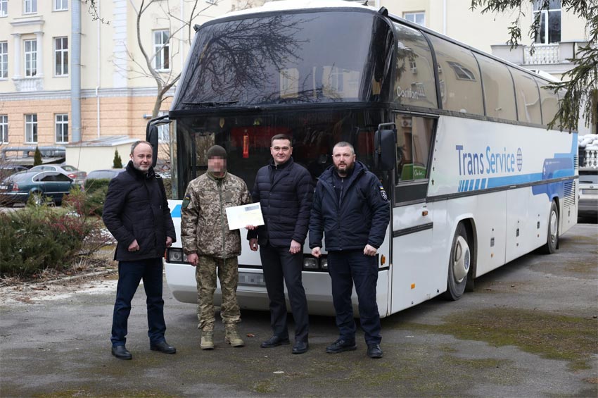 Начальник ОВА та благодійники передали військовим новенький автобус