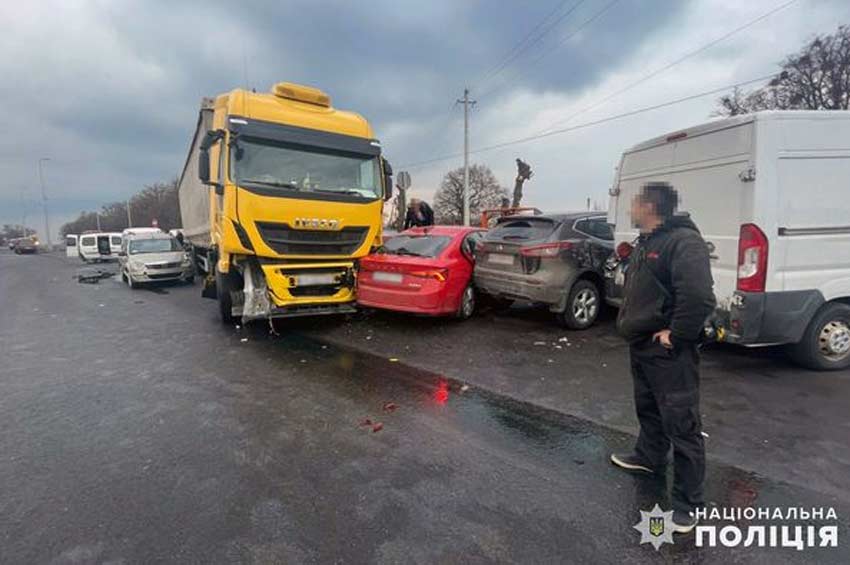В ДТП у Летичеві  механічних пошкоджень зазнали сім автомобілів