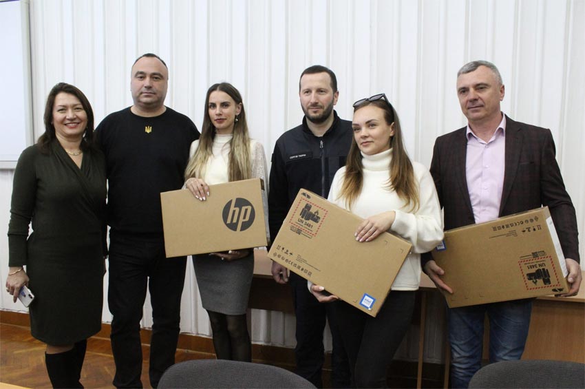 Ще 95 освітян Хмельницької області отримали по сучасному ноутбуку
