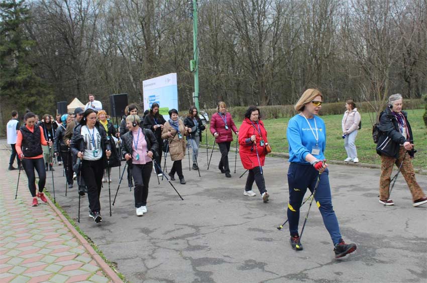 «Здорова прогулянка» у Хмельницькому: понад 120 учасників мали можливість навчитися навичкам скандинавської ходьби